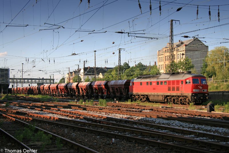 233 515 bringt am Abend des 30.05.07 einen langen Schotterwagenzug von Chemnitz Hbf nach Chemnitz-Sd.