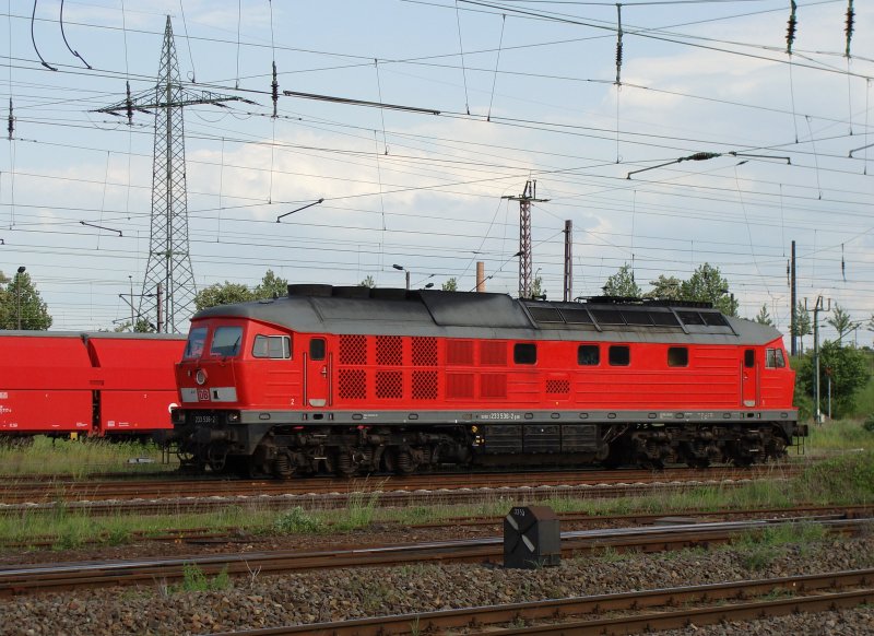 233 536-2 fhrt am 22.05.2009 solo aus Richtung Innenstadt in den Gterbahnhof Magdeburg-Rothensee. 