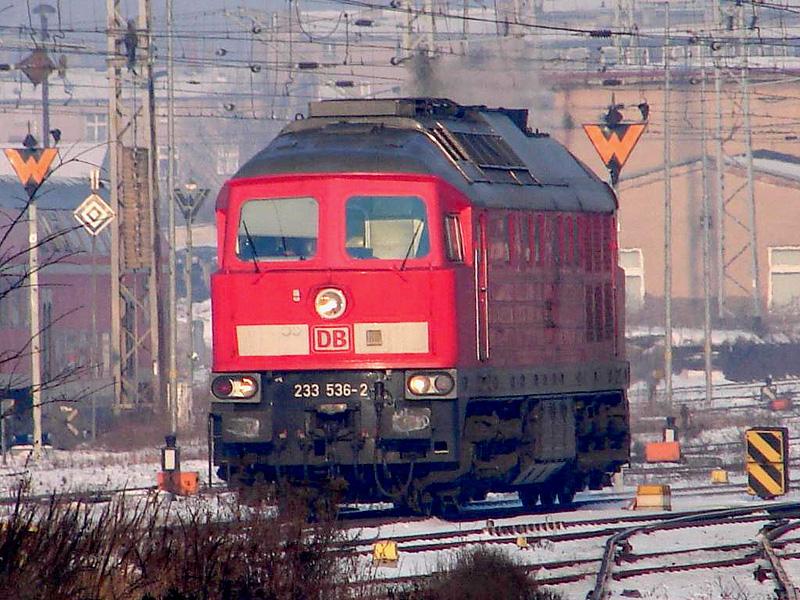233 536-2 verlsst den Bahnhof Stralsund in Richtung Greifswald.  (am 27.01.06)