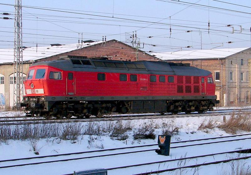 233 536-2 verlsst den Bahnhof Stralsund in Richtung Greifswald. Hier vor dem ehemaligem BW. (am 27.01.06)