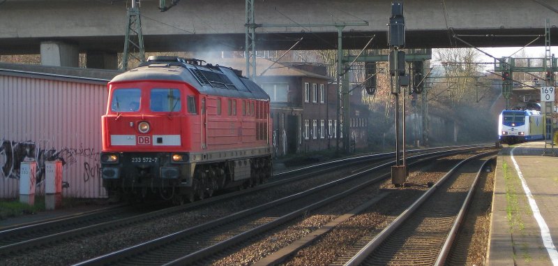 233 572-7 dieselt am 1.04.09 als Lz durch Hamburg-Harburg Richtung Maschen Rbf.