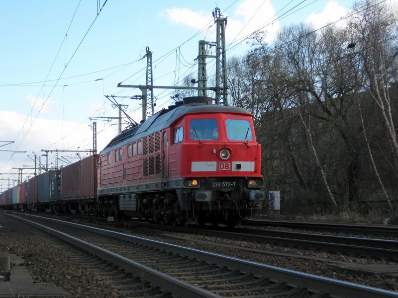 233 572-7 durchfhrt am 1.04.09 mit einem Containerzug aus Maschen Hamburg-Harburg Richtung Rbf Alte-Sderelbe.