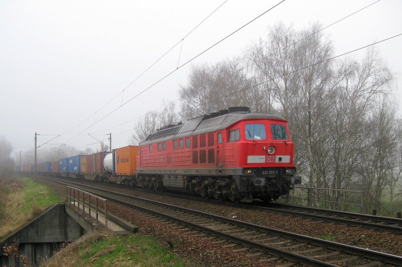 233 572-7 fhrt am 1.04.09 mit einem Containerzug durch das vernebelte Hamburg-Moorburg Richtung Rbf Alte-Sderelbe.