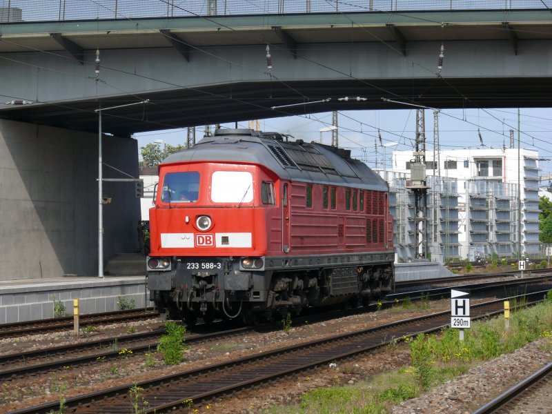 233 588-3 als Lz durch Regensburg Hbf, 9.5.2009