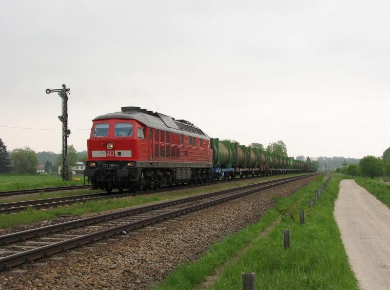 233 588 mit FZT 56516 in Tling (10.05.2006)