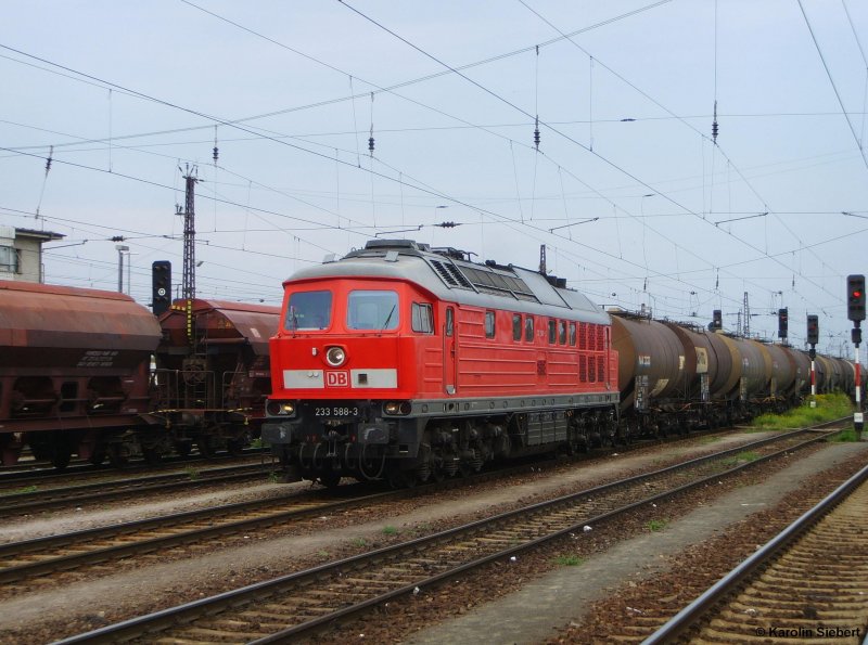 233 588 mit Kesselwagen bei einer Durchfahrt in Grokorbetha am 20.07.2007