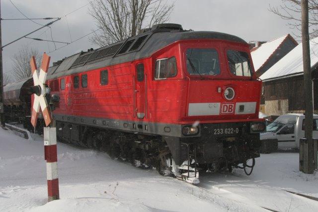 233 622 am 09.02.2006 als Zuglok vor einem Gterzug vom Kalkwerk Hornberg in Elbingerode.