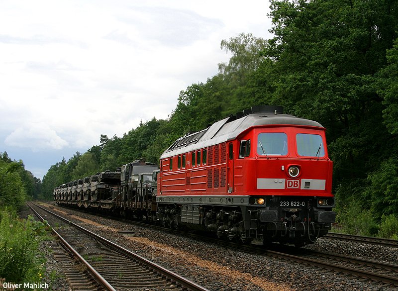 233 622 durchfhrt von Nrnberg Rbf kommend den Bahnhof Rckersdorf mit einem Bundeswehrzug nach Nabburg. 23.06.2007