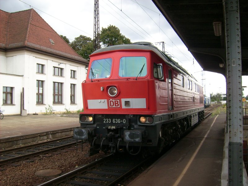 233 636 steht nun direkt am Bahnhofsgebude von Grokorbetha abgestellt. Nach lngerer Zeit fuhr sie wieder Richtung Leuna-Werke; vermutlich um den nchsten Kesselwagenzug zu holen.