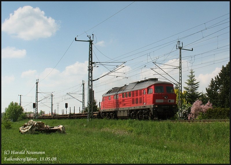 233 689 kommt mit einem leeren Schwellentransportzug aus Richtung Leipzig in Falkenberg/Elster an, 13.05.08.