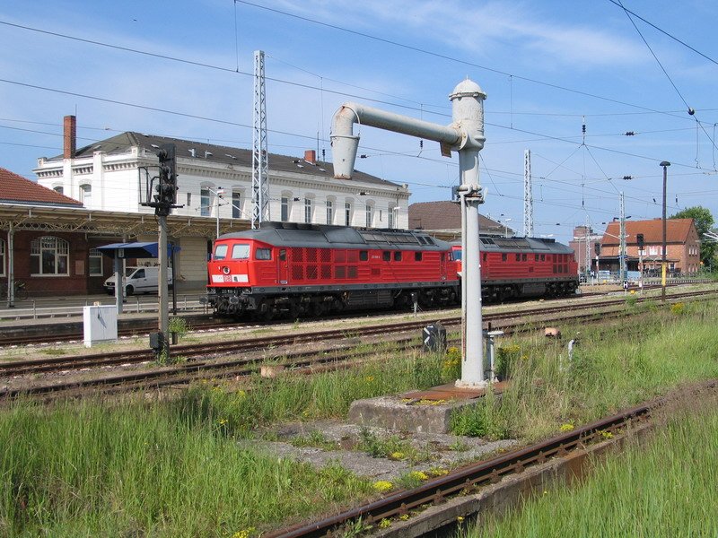 233 698 und 232 421 stehen im Bf. Wismar hinter dem Wasserkran am Bahnsteig 3. 20.06.2007