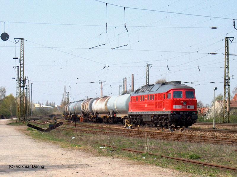 233 698 leistet Schiebedienst an einem Kesselwagenzug in Coswig (22.04.03)
