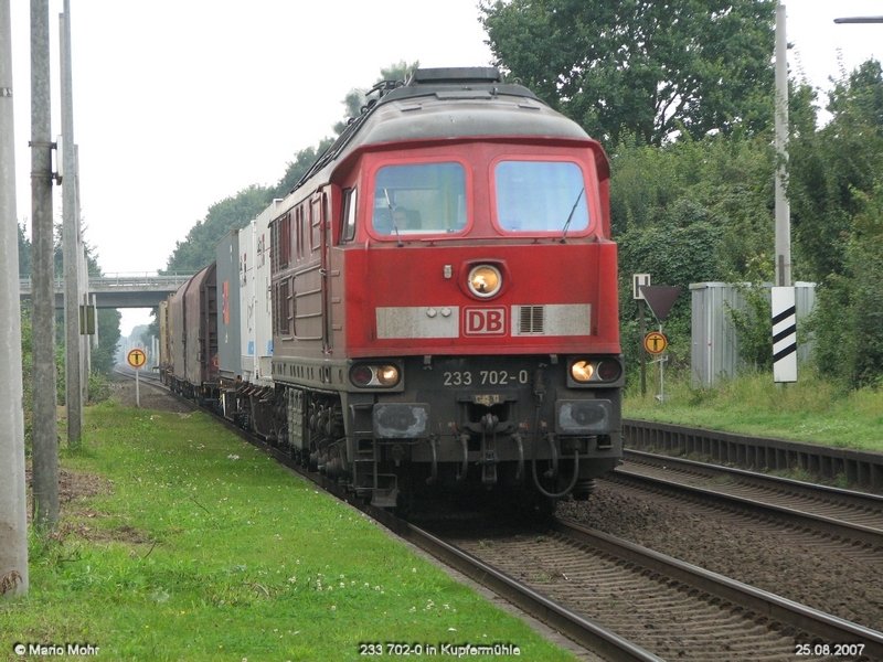 233 702-0 fhrt mit einem kurzen Gterzug durch Kupfermhle.