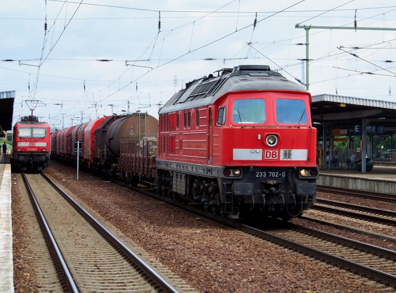 233 702-0 kommt hier mit einem gemischten Gterzug durch Berlin Schnefeld Flughafen gebrettert. 11.07.2009