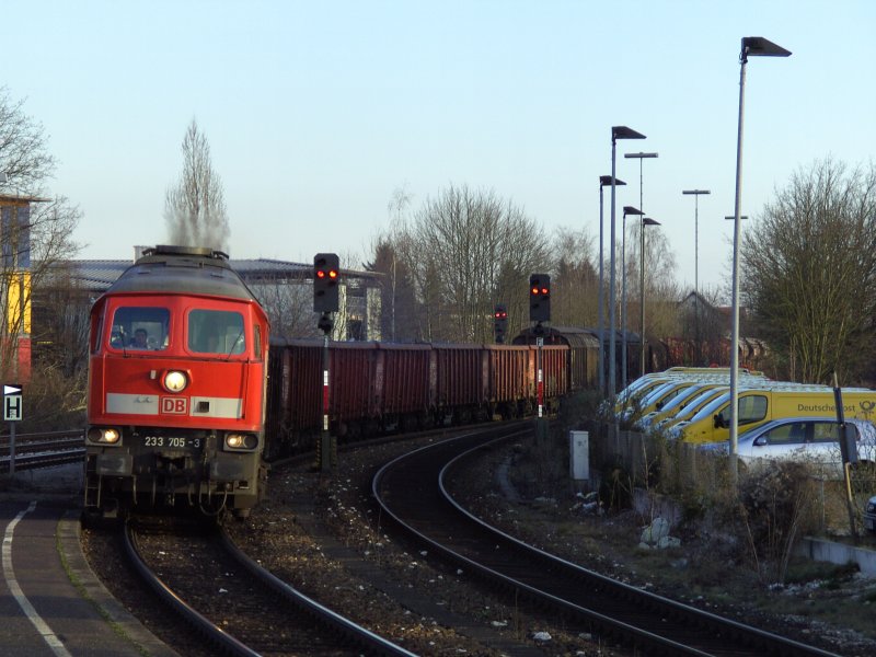 233 705 mit einem Gterzug nach Nrnberg bei der Durchfahrt in Amberg am 10.03.2008