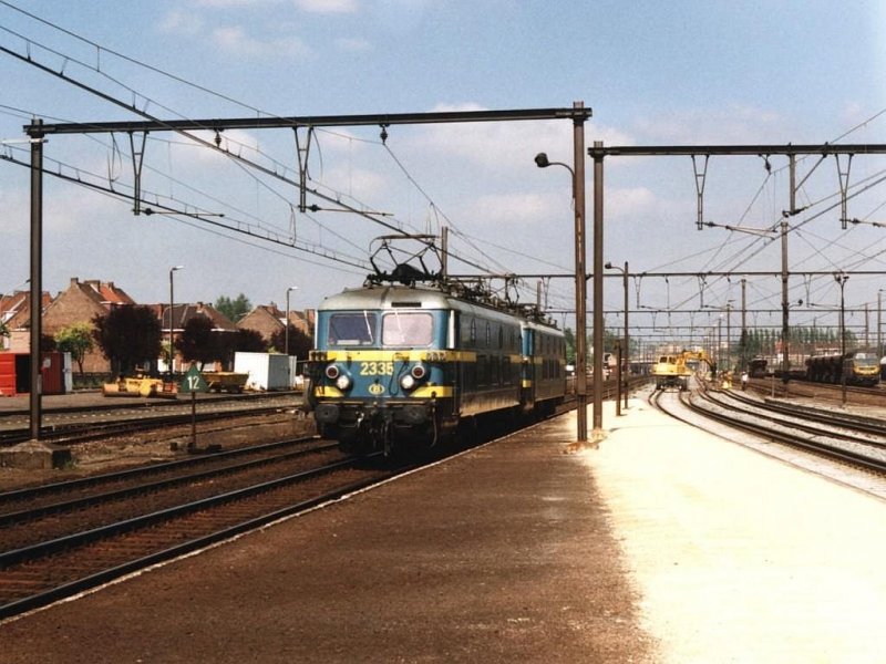 2335 und 2376 auf Bahnhof Merelbeke am 21-5-2001. Bild und scan: Date Jan de Vries. 