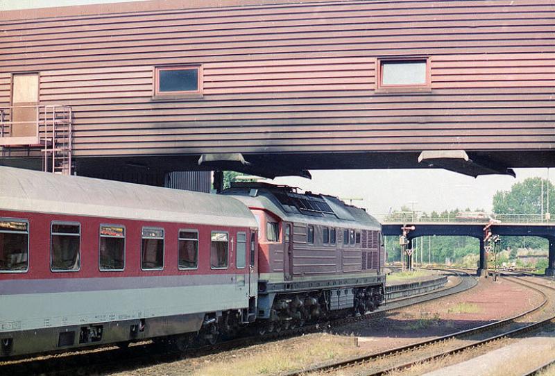 234-075 vom Bw Berlin-Pankow, in Lbeck Hbf vor einem EC nach Kopenhagen.  Aufn. 1992 