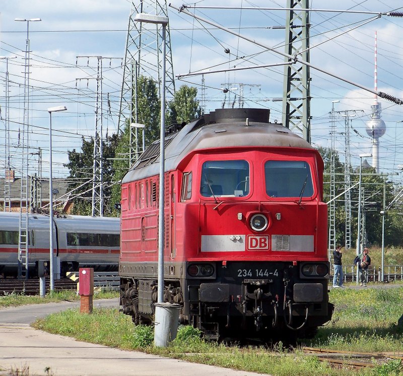 234 144-4 steht als Diesellok hier am Tag der offenen Tr (13.09.2008) im BW Rummelsburg abgestellt. Im Hintergrund sieht man noch den Berliner Fernsehturm und einen ICE-T abgestellt.