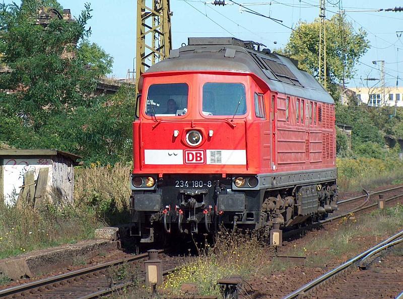 234 180-8, inzwischen zu Railion gehrend, braust am 08.09.04 durch Halle-Ammendorf.