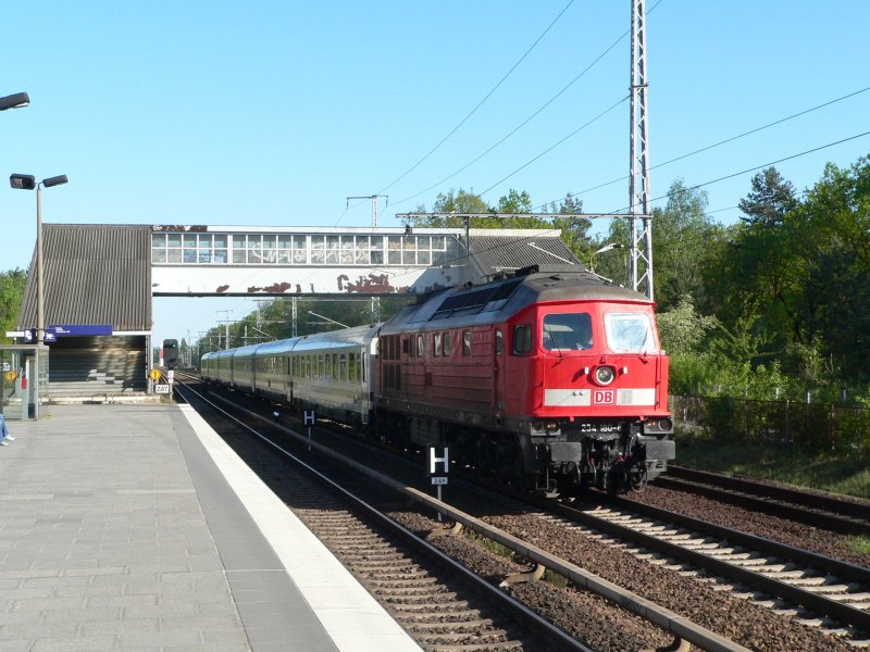 234 180-8 zieht am 29.4.2007 den Berlin-Warszawa-Express in Richtung Berlin Ostbahnhof durch Wuhlheide.