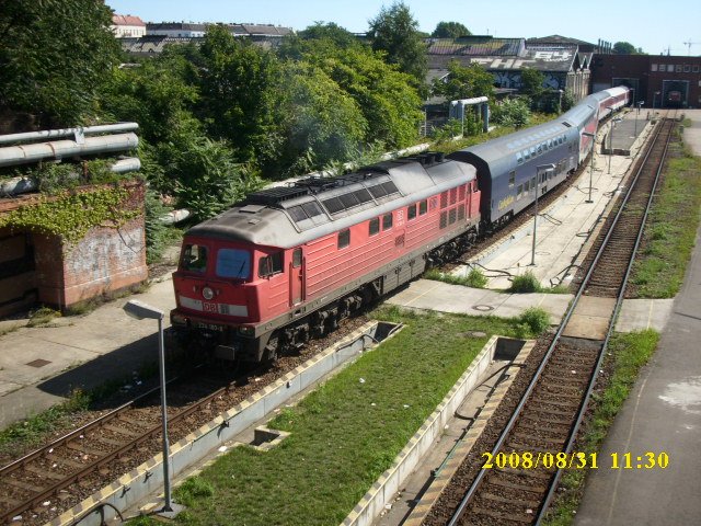 234 180 rangiert am 31.08.2008 einen Nachtzug ins ehmalige TALGO-
Werk in Berlin Warschauer Strae.