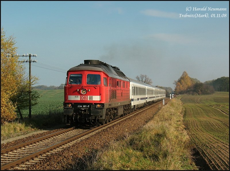 234 180 zieht hier den EC446 Warschau - Berlin �ber die Ostbahn bei Trebnitz(M), 01.11.08.