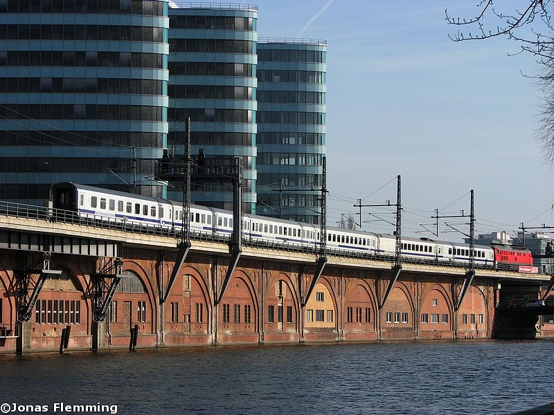 234 278 zieht einen der verkehrenden Berlin-Warschau Expressz�ge �ber die Berliner Stadtbahn. Soeben hat sie die Station Jannowitzbr�cke passiert. 