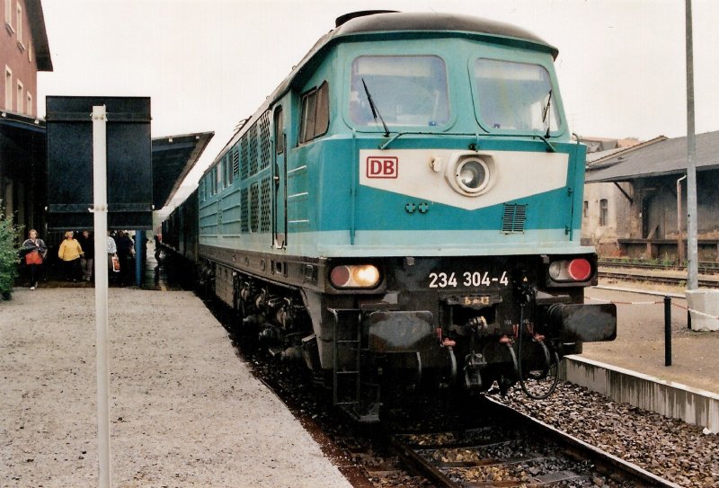 234 304 ist mit ihrem Reisezug in Kamenz eingetroffen.19.07.2000