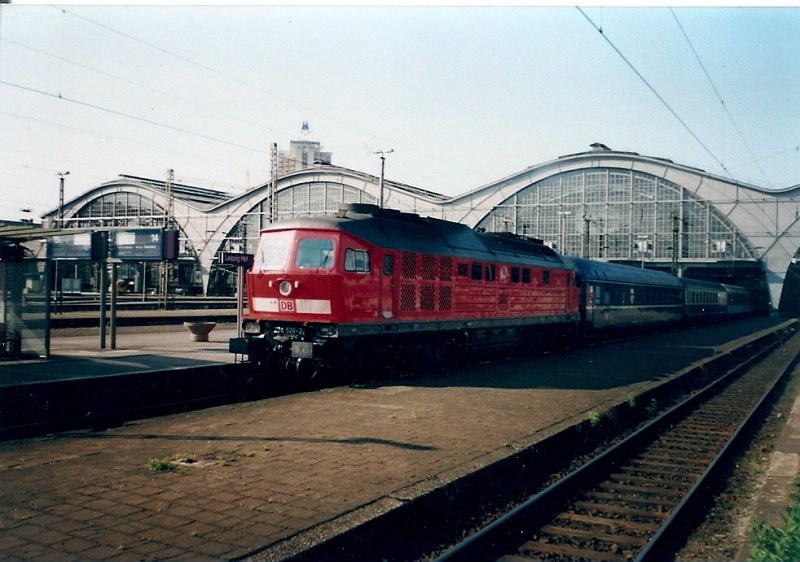234 526 mit dem EuroCity nach Warschau im Mai 2000 im Leipziger Hbf.