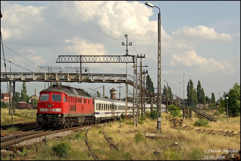 234 551 fhrt am spten Nachmittag des 21.06.2008, mit dem umgeleiteten EC447 von Berlin nach Warschau in den Kostrzyner Gterbahnhof ein.