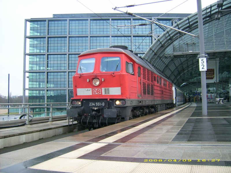 234 551 steht am 09.04.08 mit dem Berlin-Warschau-Express im Hauptbahnhof Berlin.