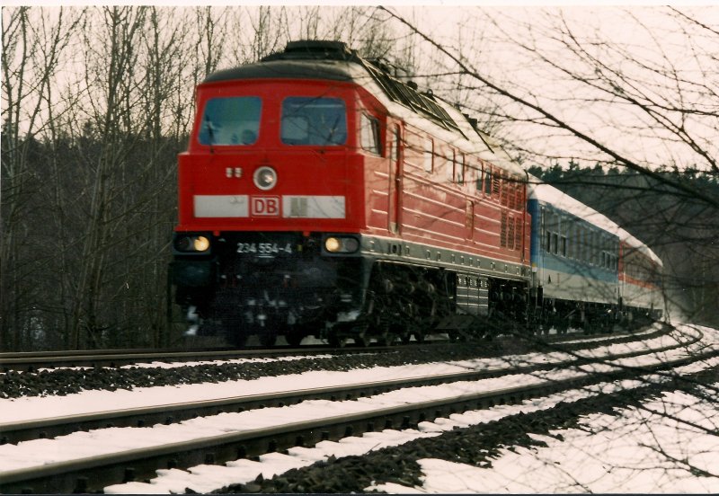 234 554-4 mit dem IR 2300 von Mnchen Hbf nach Berlin kurz vor Wiesau (Oberpf) 2.2.2001 Leider fahren heute diese Zge nicht mehr bei uns :( Bild und Scan: Korbinian E.