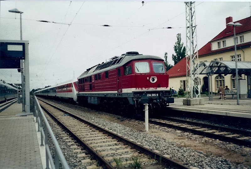 234 585 vor einem defekten Steuerwagen bei der Ankunft im August 1999 in Binz. 