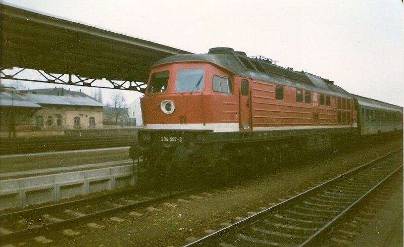 234 597 im Januar 1999 vor einer Regionalbahn nach Dresden in Zittau.