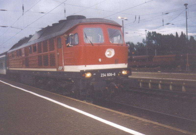 234 608 in Hoyerswerda. Sie brachte am 24.08.99 RE 3022 von Grlitz. Der Zug wurde, mit Fahrtziel Leipzig, auf 143 umgespannt.