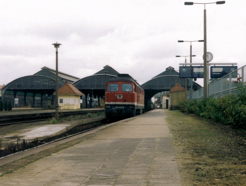 234 641-9 durchfuhr den Bahnhof G�rlitz in Richtung Betriebshof. Die Lok stammte zu diesem Zeitpunkt, laut Anschrift, vom Bh Rostock. D�rfte allerdings kurze Zeit sp�ter in ihre sp�tere Heimat G�rlitz umstationiert worden sein. Bild von September 1999.