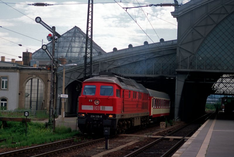 234335 hat am 17. Juni 2004 mit dem IR457 soeben Dresden Neustadt verlassen. Hinweis: eingescantes Dia