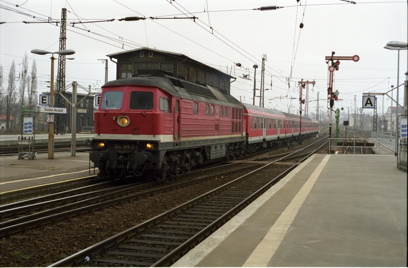 234385 mit dem RE3488 aus Zittau bei der Einfahrt in Dresden Neustadt (28. Maerz 1999).