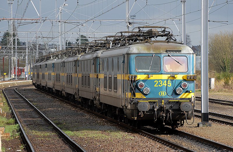 2345 und weitere 7 Loks dieser Baureihe stehen am Wochenende im Bhf von Arlon. 12.04.2008