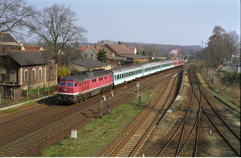 234551 mit der RB8542 bei Radeberg (1. April 1999).