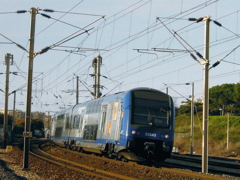 23545 offensichtlich mit leicht eingedrckter Frontpartie bei der Ausfahrt in Antibes Richtung Nizza, 23MAR2002