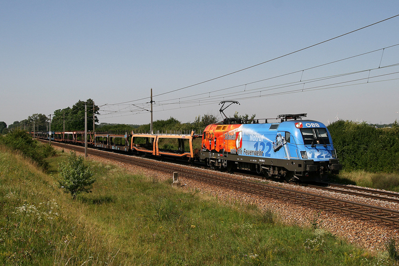 23.7.09 Ein Autoleerzug von Italien nach Tschechien war in den letzten Tagen schwer werbelokanfllig. Gleich 3 mal in 5 Tagen bespannte die Feuerwehrlok diesen Zug. Hier die 1116 250 am 10min verspteten LGAG 46742 von Tarvisio Boscoverde nach Breclav.