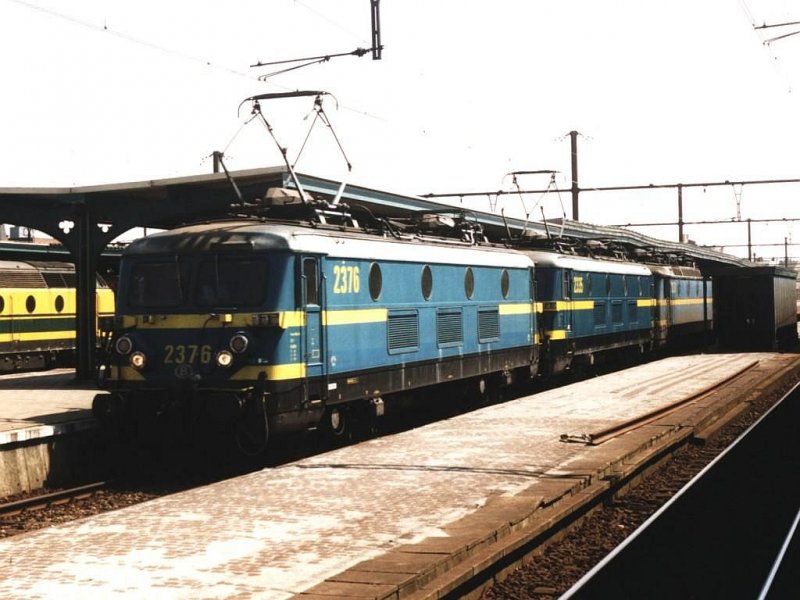 2376 + 2335 + 2327 mit eine Lokzug auf Bahnhof Gent St. Pieter am 21-5-2001. Bild und scan: Date Jan de Vries. 
