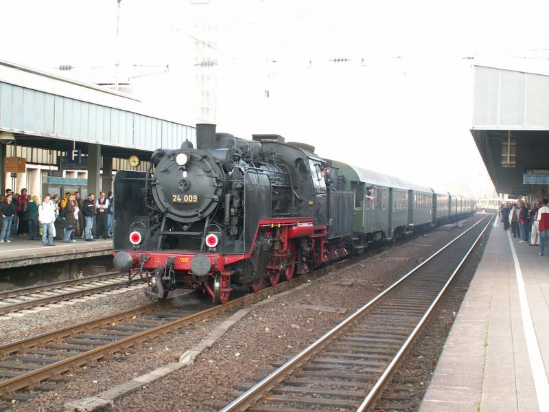24 009 bei der berfhrung von Lengerich nach Bochum-Dahlhausen am 28.10.05 in Essen Hbf