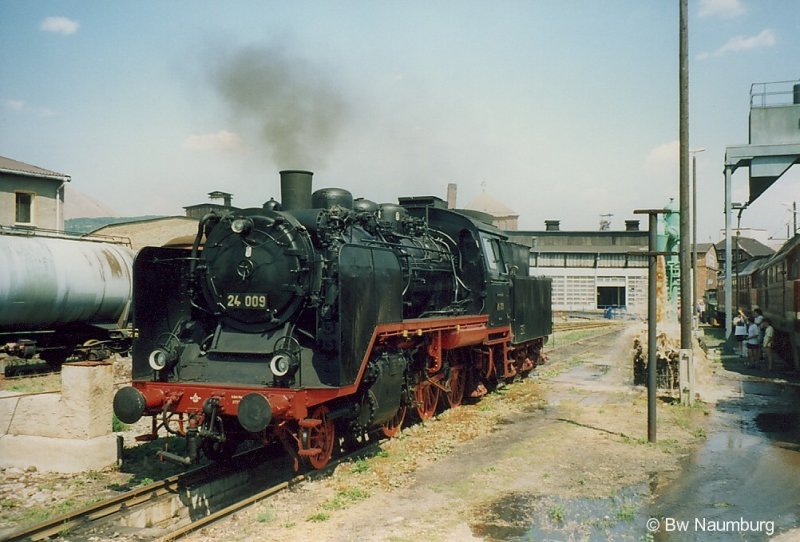 24 009  kam am 06.07.1995 mit einem Sonderzug nach Sangerhausen. Dort musste im Bw Wasser genommen werden. Doch der Wasserkran wurde Ewigkeiten nicht mehr genutzt und so musste fast eine halbe Stunde das rostige Wasser abgelassen werden bis Klares kam.