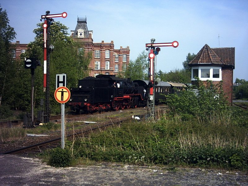 24 009 mit einem Sonderzug Mnster-Coesfeld-Gronau-Mnster am 01.05.2005 im Bahnhof von Gronau