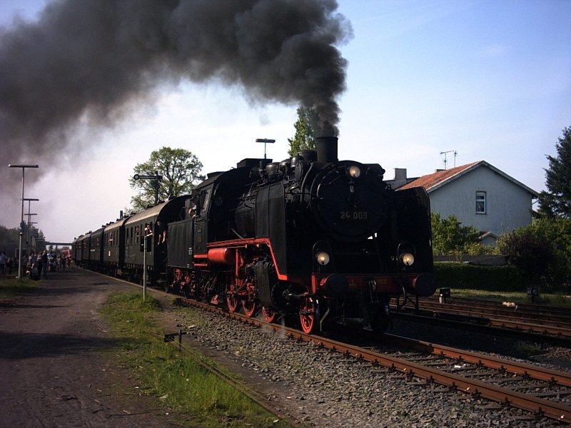 24 009 mit einem Sonderzug M�nster-Coesfeld-Gronau-M�nster am 01.05.2005 im Bahnhof von Steinfurt-Burgsteinfurt