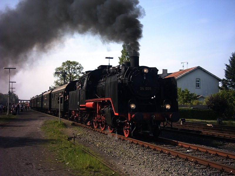 24 009 mit einem Sonderzug Mnster-Coesfeld-Gronau-Mnster am 01.05.2005 im Bahnhof von Steinfurt-Burgsteinfurt