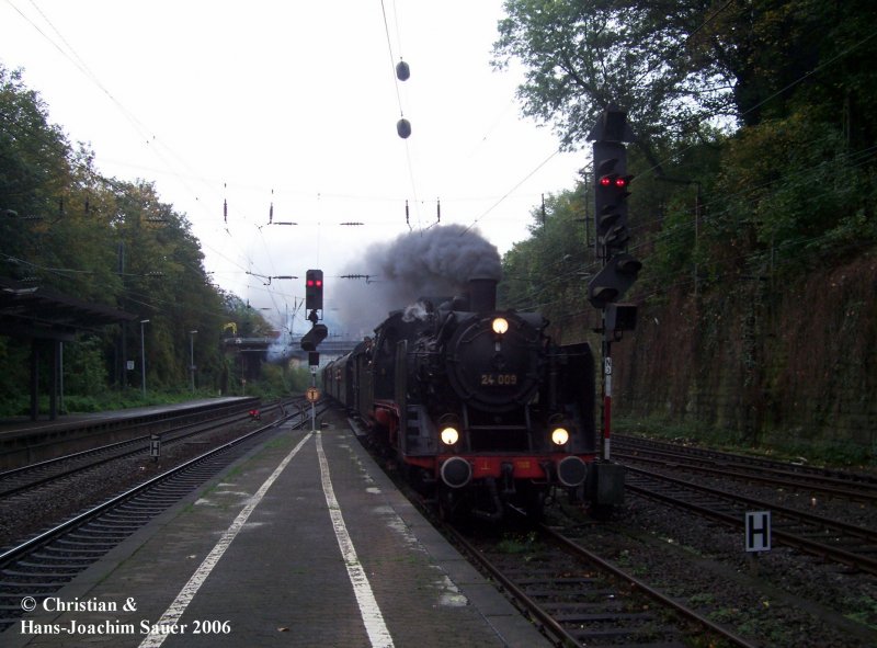 24 009 mit ihrem Sonderzug am 28.10.2006 bei der Einfahrt in den Wuppertaler Hauptbahnhof.