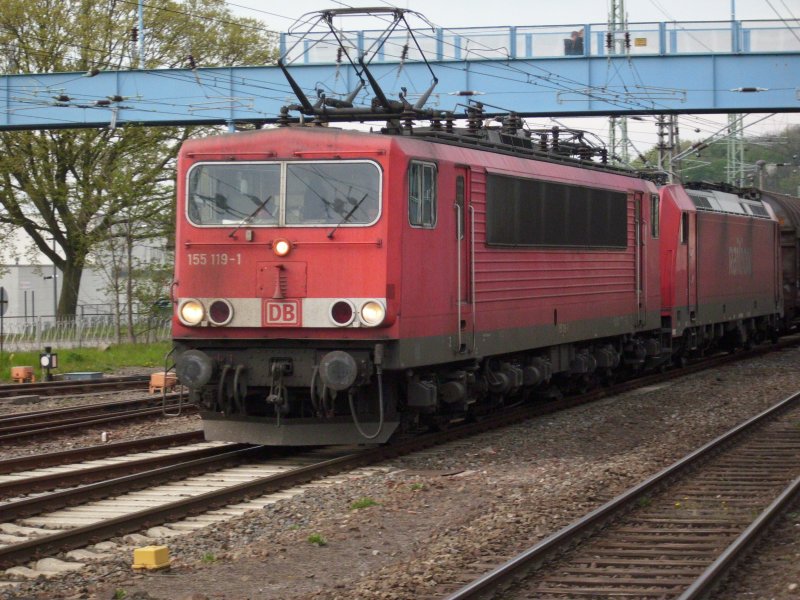 24 h fr�her zog der selbe G�terzug zu Bild 287236 155 119 zusammen mit der 185 227 am 27.April 2009 durch den Bahnhof Bergen/R�gen.